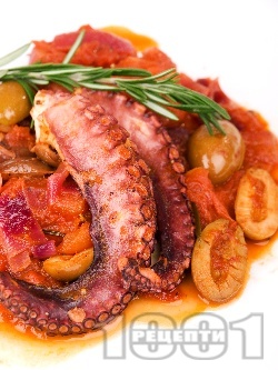 Вкусен Варен / задушен октопод в доматен сос с маслини - снимка на рецептата
